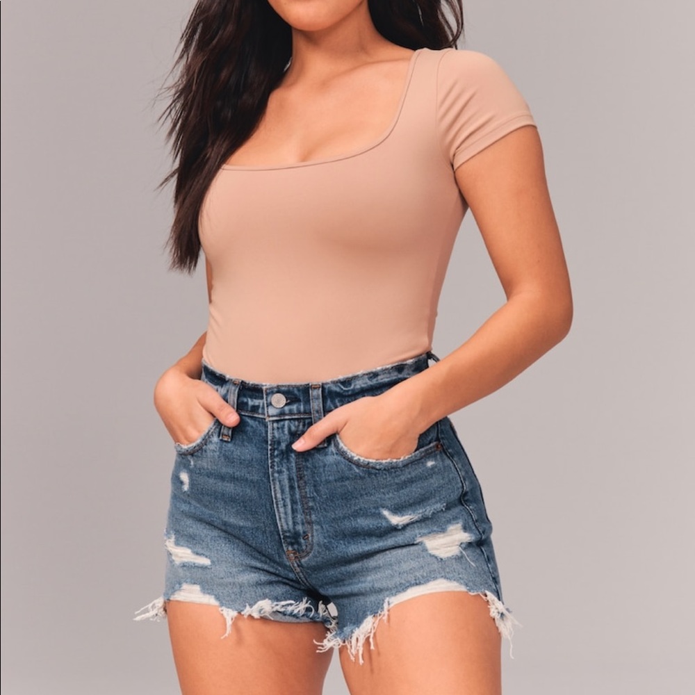 ABERCROMBIE AND FITCH CURVE LOVE HIGH RISE MOM SHORT